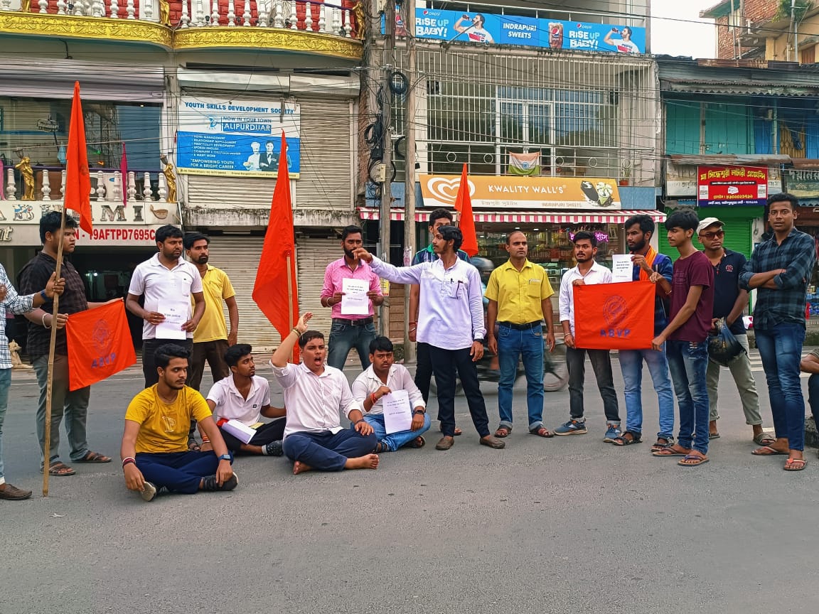 ABVPAPD's tweet photo. RG Kar'র ঘটনা নিয়ে আলিপুরদুয়ার জেলার আলিপুরদুয়ার নগরে ABVP'র পক্ষ থেকে প্রতিবাদ বিক্ষোভ করা হলো। 

#Justice4RGKar 
#ABVPUttarBanga https://t.co/jMf5TaMfVI