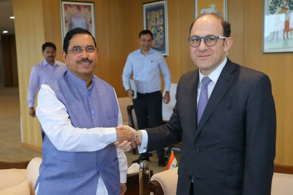 JoshiPralhad's tweet image. Met Argentina's Ambassador, Mr. Mariano Agustin Caucino with his official delegation. Together, we discussed ways to collaborate on production and supply of pulses &amp;amp; edible oil. Also spoke upon various areas of mutual cooperation to tackle global challenges and enhance shared…