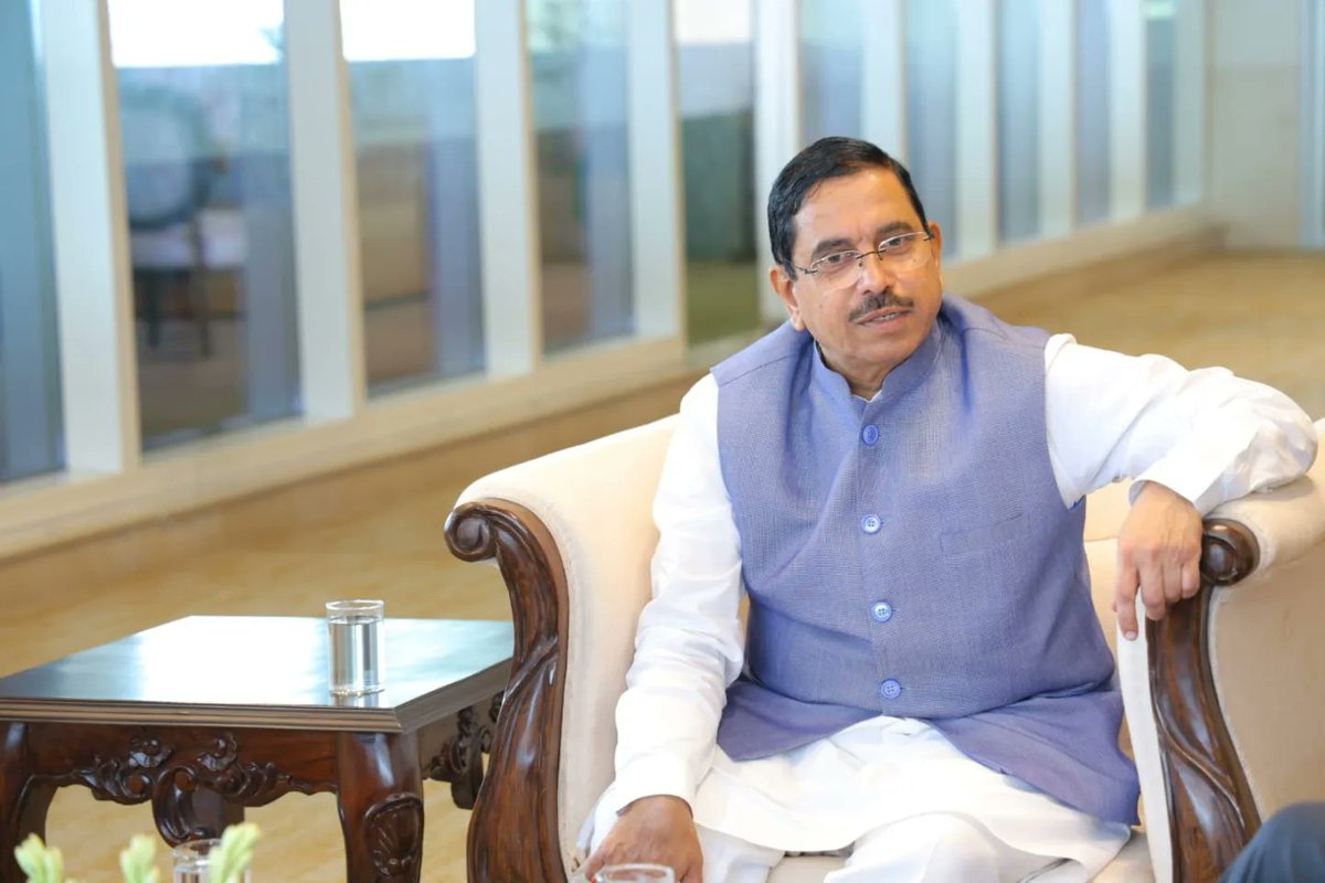 JoshiPralhad's tweet image. Met Argentina's Ambassador, Mr. Mariano Agustin Caucino with his official delegation. Together, we discussed ways to collaborate on production and supply of pulses &amp;amp; edible oil. Also spoke upon various areas of mutual cooperation to tackle global challenges and enhance shared…