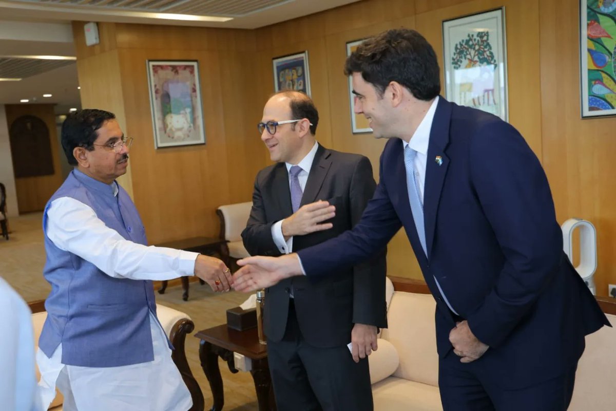 JoshiPralhad's tweet image. Met Argentina's Ambassador, Mr. Mariano Agustin Caucino with his official delegation. Together, we discussed ways to collaborate on production and supply of pulses &amp;amp; edible oil. Also spoke upon various areas of mutual cooperation to tackle global challenges and enhance shared…