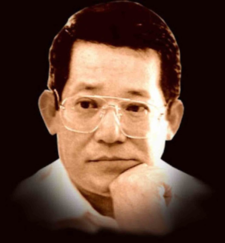 Mga Pink At Dilawan
Dating nagsisigaw sa daan
Si Marcos Sr ang dahilan
Ng kanyang kamatayan.

Ngayon sila ang tagapagtanggol
Sa anak ng diktador
Paano na Ninoy, ika'y iniwan
Nang mga taong dati mong kinampihan.

Sa Agusto 21, may mga Pink pa ba at Dilawan
Na magmamartsa
Sa daan?.