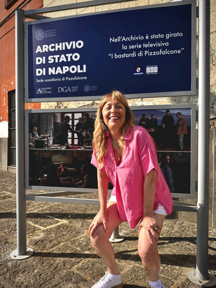 Questa mattina è #selfietime! 
Da mesi osserviamo tanti turisti fermarsi all'ingresso del nostro Archivio a Pizzofalcone, attratti dalla vista mozzafiato sul Golfo e dal fascino della città antica.
L’occasione ha trasformato la nostra Direttrice in turista per un giorno!