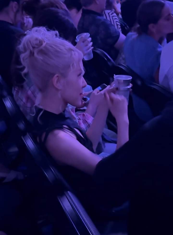 fwr_vn's tweet photo. ROSÉ AT BRUNO MARS CONCERT IN LOS ANGELES 

블랙핑크 로제 #ROSÉ #로제 #BLACKPINK https://t.co/w8xEe7l9ht