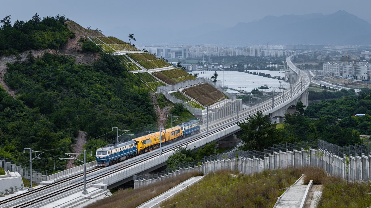 DF11_1898's tweet photo. ドイツ製  HSG-2形 高速レール削正車
中國鉄道DF11形338、107号機牽引 杭溫高速鉄道走行中 https://t.co/ERZLGwl2yv