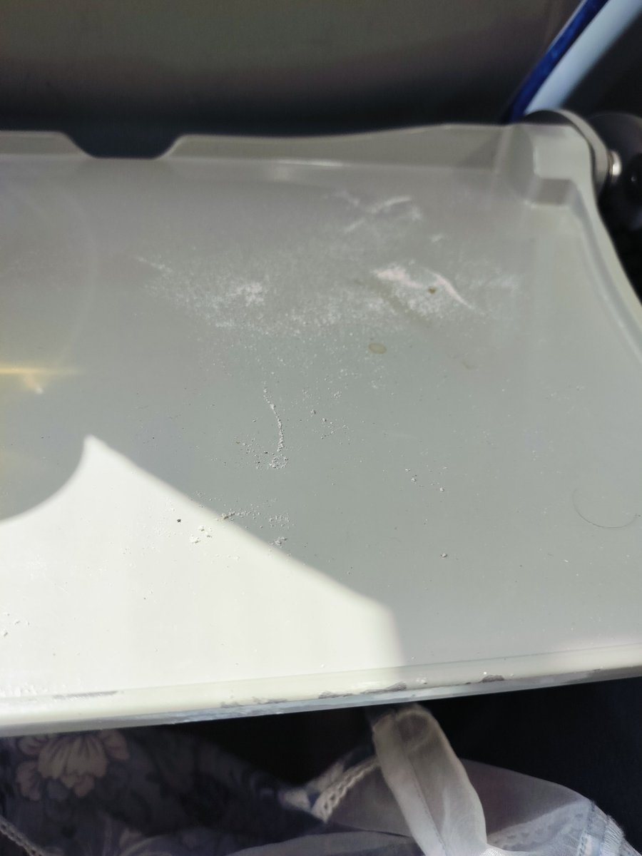 Hanu35193335's tweet photo. @RailwaySeva 
@RailMinIndia 
I'm traveling in vande Bharat train no 20977
I have asked 4-5 help staff to clean my table..but all in vain..
No one is listening https://t.co/w7bpv0Rz89