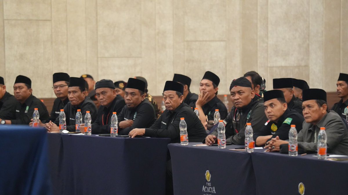 Official_Ansor's tweet photo. Ketua Umum Pimpinan Pusat GP Ansor Gus @Adinjauharudin , dibersamai Sekjend Gus @elmoerif dan jajaran pengurus Pimpinan Pusat lainnya menghadiri giat Arahan Pengurus Besar Nahdlatul Ulama di Hotel Acacia, Jakarta Pusat, Jumat (16/8).

Bersama Banom NU yang lain, PP Pagar Nusa, mendengarkan paparan terkait suasana mutakhir yang belakangan ini berkembang. 

Sebagai Banom NU, PP GP Ansor hingga perangkat struktur di bawahnya, akan selalu mendengar dan patuh, samina wa athona dengan kebijakan-kebijakan PBNU. 

Salam Satu Komando!