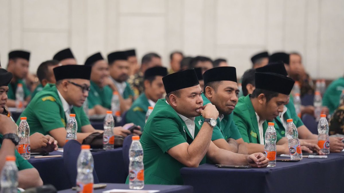 Official_Ansor's tweet photo. Ketua Umum Pimpinan Pusat GP Ansor Gus @Adinjauharudin , dibersamai Sekjend Gus @elmoerif dan jajaran pengurus Pimpinan Pusat lainnya menghadiri giat Arahan Pengurus Besar Nahdlatul Ulama di Hotel Acacia, Jakarta Pusat, Jumat (16/8).

Bersama Banom NU yang lain, PP Pagar Nusa, mendengarkan paparan terkait suasana mutakhir yang belakangan ini berkembang. 

Sebagai Banom NU, PP GP Ansor hingga perangkat struktur di bawahnya, akan selalu mendengar dan patuh, samina wa athona dengan kebijakan-kebijakan PBNU. 

Salam Satu Komando!