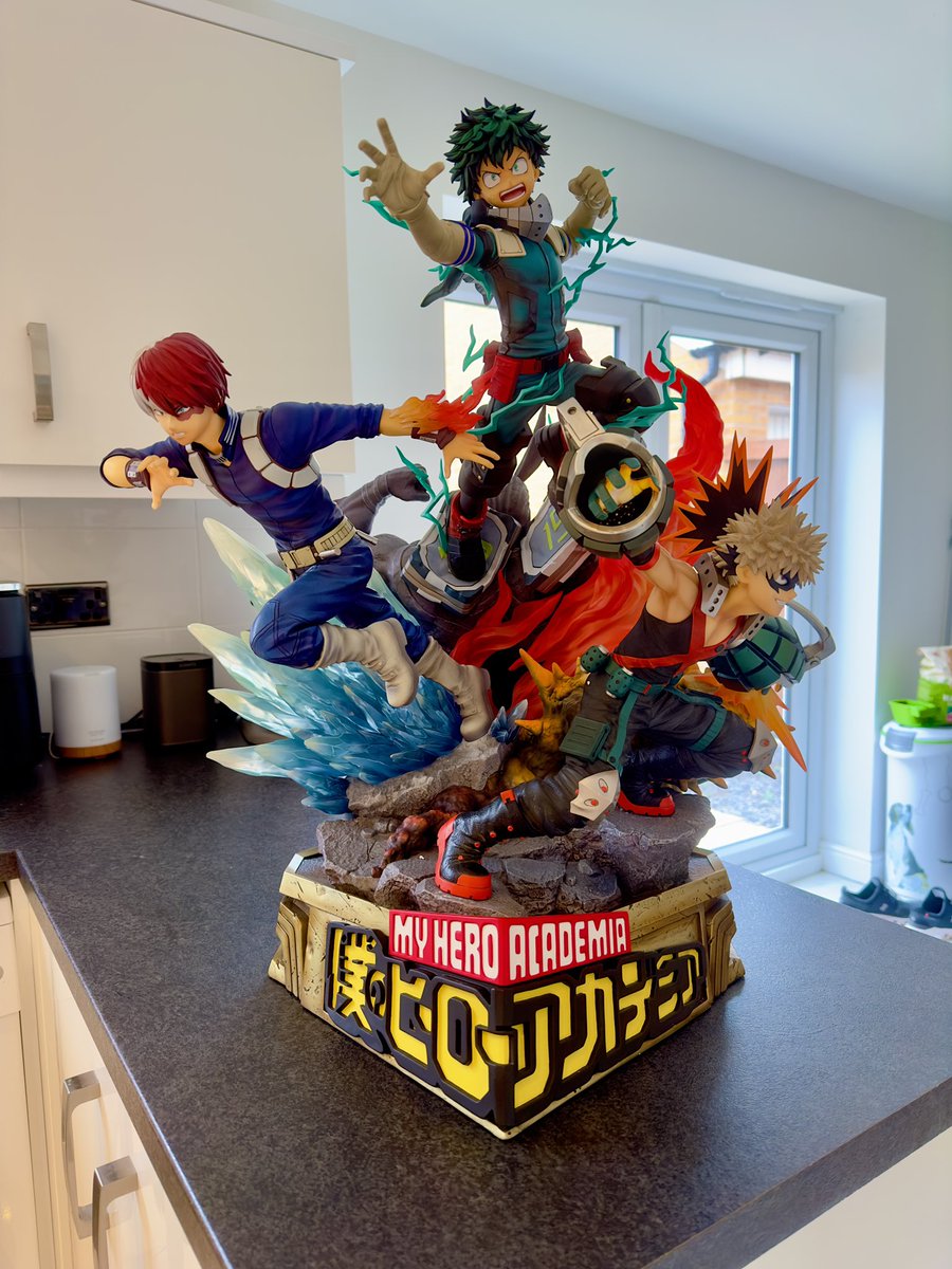 chrishahar's tweet photo. My new favourite possession 🥰 #MyHeroAcadamia #anime #figurine #diorama @Prime1Studio https://t.co/4gyYiPrZj7