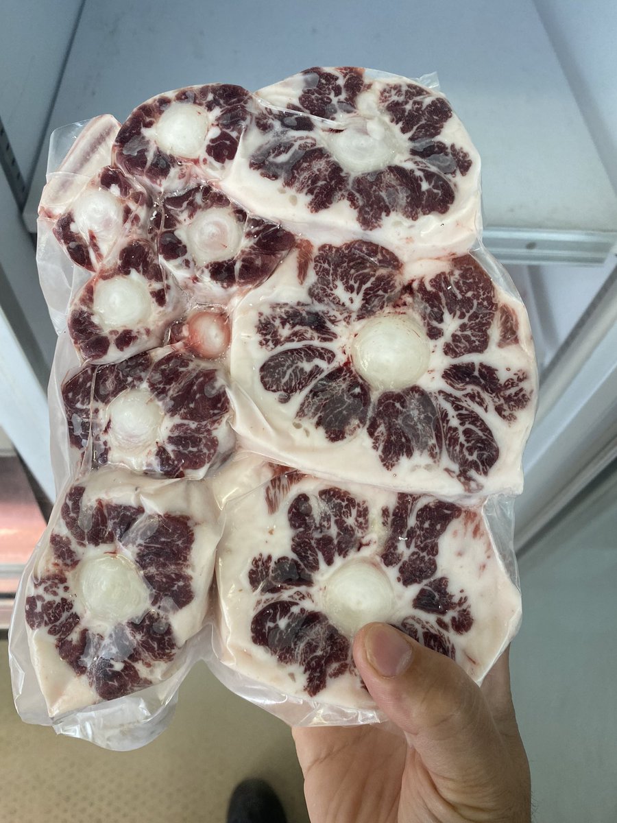 和牛テールでスープを作るととんでもなく美味しいスープが出来ます❗️
酒、味醂、薄口醤油に生姜、ニンニク、鷹の爪を入れて身がほぐれるまで煮込むと最高の出汁が出て絶品テールスープを自宅で楽しむことが出来ますよ🙌
ご飯にもお酒にも合うので和牛テールを見かけたら買って試してみてください👋