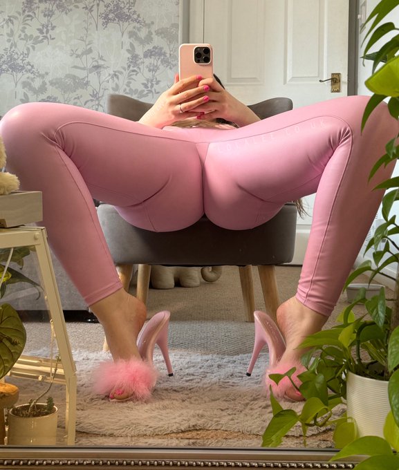 Watch Lola Lee 💓🖤's leaked NSFW photo on TwXstars