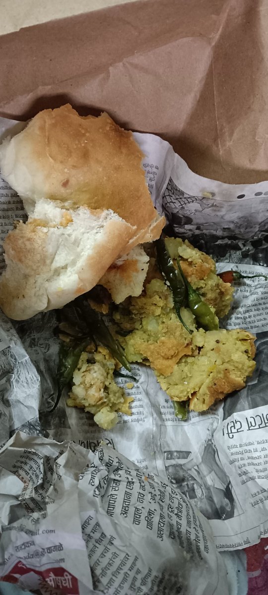 kalpesh2716's tweet photo. @AmhiDombivlikar very bad quality of वडापाव from Jalaram snacks centre Gupte road , don't buy from this shop. https://t.co/AnHV6eHvMk
