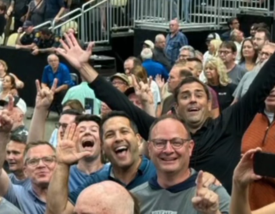 TheDunkCentral's tweet photo. Woj, Schefter and Passan links up at a Bruce Springsteen concert last night 

(Via @GetUpESPN / h/t @ClutchPoints ) https://t.co/4Wtu2jGQ6w