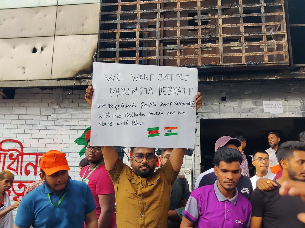 Salim_Razz's tweet photo. WE WANT JUSTICE FOR MOUMITA DEBNATH
We Bangladeshi students/people solidarity with the kolkata people &amp; we stand with them 💪🇧🇩🇮🇳
#justiceformoumita #JusticeForStudents #kolkata #moumitadebnath #IndianPoliceForceOnPrime #bangladeshstandwithkolkata  #klkatanews https://t.co/aa3MJg4Z5o