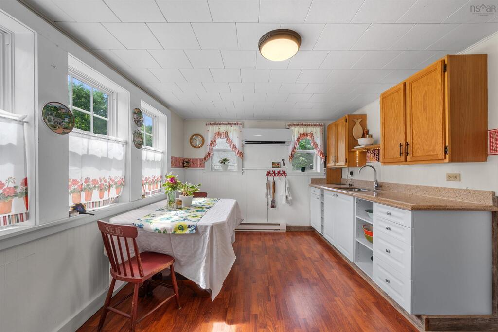 viewpoint_ca's tweet image. $399,900 For Sale
3 Beds | 1 Bath | 957 sq. ft.
1077 Highway 14, Upper Vaughan

Welcome to your own slice of waterfront paradise with this stunning lakefront property! 

Listed by ViewPoint Realty agent Angela Mailman 
viewpoint.ca/cutsheet/20241…