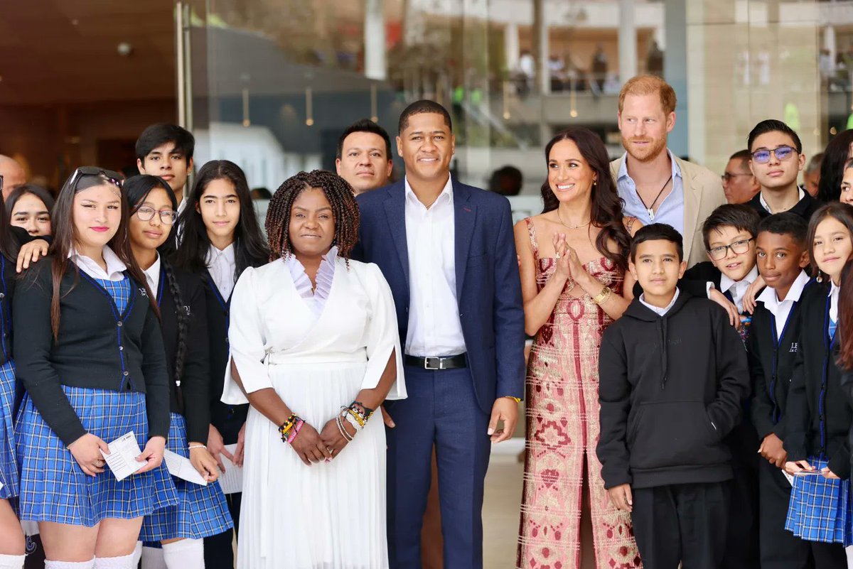 GustavoBolivar's tweet image. La invitación de Francia Márquez a miembros de la realeza británica, pone a Colombia en el mapa de muchos ingleses que no saben ni qué es ni dónde queda Colombia. Sirve también para quitar el miedo a quienes nos conocen pero nos ven como un pueblo violento. Se llevarán una buena…