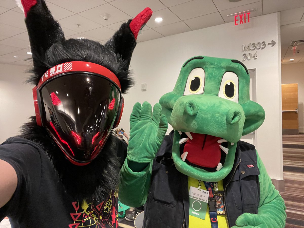 Fun little photo I got with <a href="/Groudonknight94/">Brent Dean (Bayou the Gator)</a> for this #FursuitFriday hehe