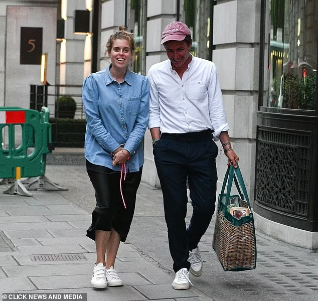 jerseydeanne's tweet photo. Princess Beatrice and Edoardo Mapelli Mozzi strolling around Mayfair https://t.co/jdbtQT3Rb7
