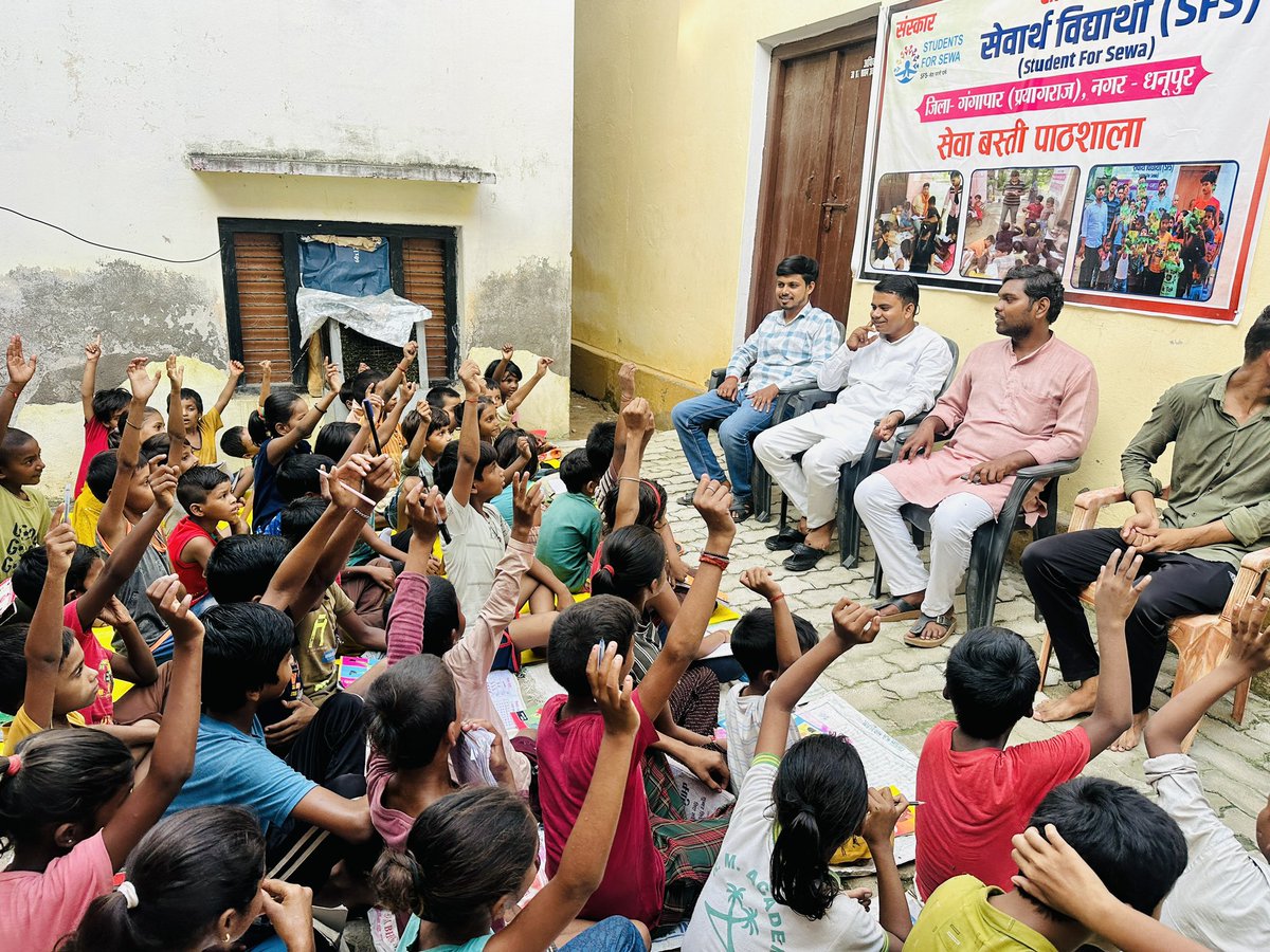 vimleshkumar941's tweet image. सेवार्थ विद्यार्थी काशी प्रांत, गंगापार जिले के धनुपुर नगर में संचालित सेवा बस्ती पाठशाला में स्वतंत्रता दिवस के अवसर पर बच्चों को कॉपी,पेन व मिठाइयाँ वितरित कर स्वतंत्रता का उत्सव मनाया गया….
साथ में श्री सौरभ जी ( जिला संगठन मंत्री ABVP प्रयाग) रहें।
#StudentsForSeva