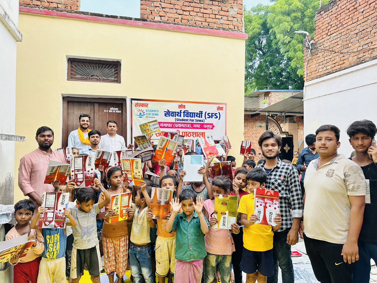 vimleshkumar941's tweet image. सेवार्थ विद्यार्थी काशी प्रांत, गंगापार जिले के धनुपुर नगर में संचालित सेवा बस्ती पाठशाला में स्वतंत्रता दिवस के अवसर पर बच्चों को कॉपी,पेन व मिठाइयाँ वितरित कर स्वतंत्रता का उत्सव मनाया गया….
साथ में श्री सौरभ जी ( जिला संगठन मंत्री ABVP प्रयाग) रहें।
#StudentsForSeva