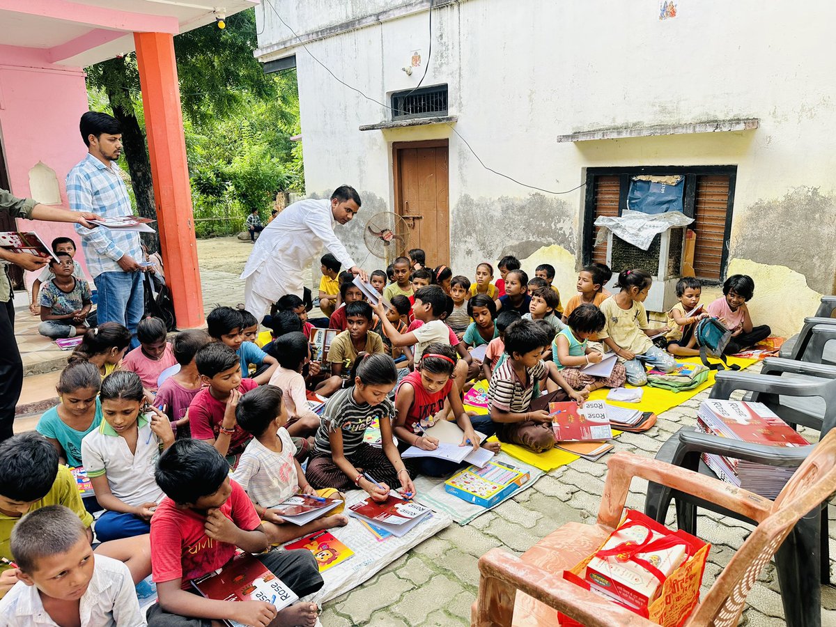 vimleshkumar941's tweet image. सेवार्थ विद्यार्थी काशी प्रांत, गंगापार जिले के धनुपुर नगर में संचालित सेवा बस्ती पाठशाला में स्वतंत्रता दिवस के अवसर पर बच्चों को कॉपी,पेन व मिठाइयाँ वितरित कर स्वतंत्रता का उत्सव मनाया गया….
साथ में श्री सौरभ जी ( जिला संगठन मंत्री ABVP प्रयाग) रहें।
#StudentsForSeva