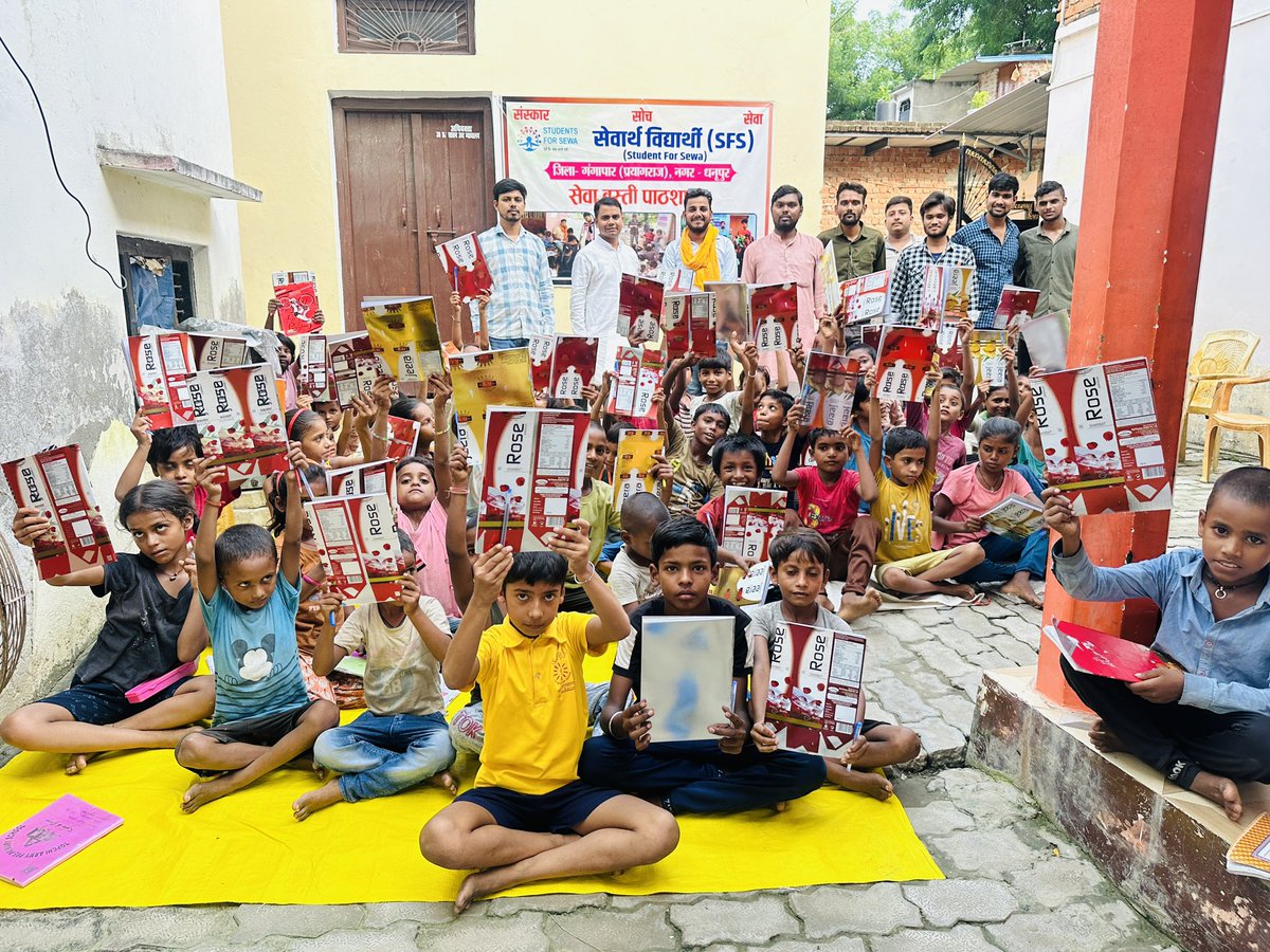 vimleshkumar941's tweet image. सेवार्थ विद्यार्थी काशी प्रांत, गंगापार जिले के धनुपुर नगर में संचालित सेवा बस्ती पाठशाला में स्वतंत्रता दिवस के अवसर पर बच्चों को कॉपी,पेन व मिठाइयाँ वितरित कर स्वतंत्रता का उत्सव मनाया गया….
साथ में श्री सौरभ जी ( जिला संगठन मंत्री ABVP प्रयाग) रहें।
#StudentsForSeva