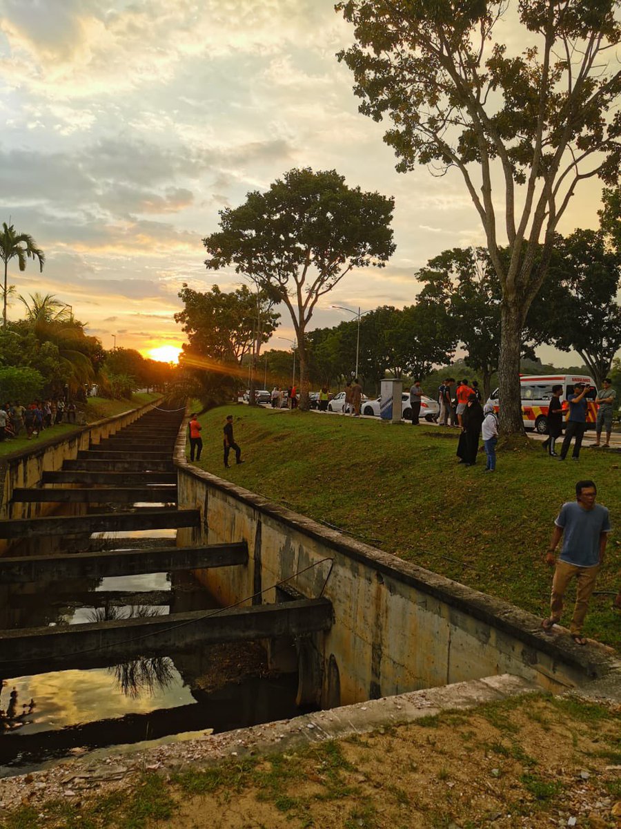 update11111's tweet photo. Mayat di temui petang tadi di dalam longkong, lokasi di Seksyen U11, shah alam.
(Tiada info lanjut)

Sumber Media sosial https://t.co/63ff2KZupn