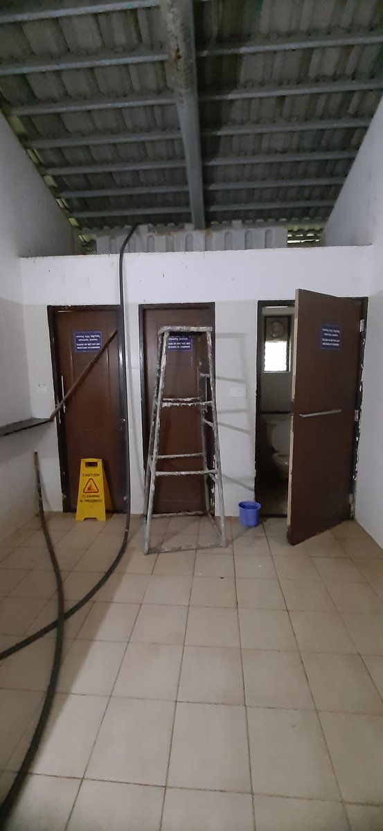 lax_always's tweet photo. As a regular walker in Lalbagh, the lack of clean toilets is a pain. In this one, near the South Gate, of the 3 loos, for months, two have been out of order, the third with leaky taps.GMR Varalakshmi has built and is supposed to be maintaining this block. https://t.co/rYoTTg9eap