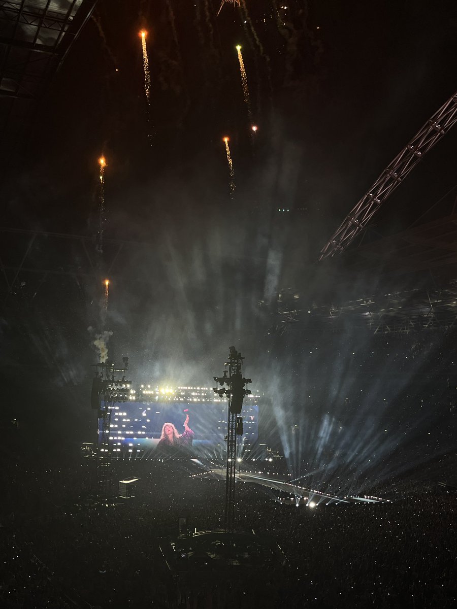 allysgrown's tweet photo. being at the eras tour was a dream. I cried, i smiled and screamed because for a very long time i enjoyed her music and recently she became that person that healed a part of me with her music, this is a memory i’ll never forget. https://t.co/hcrGSUNzsm