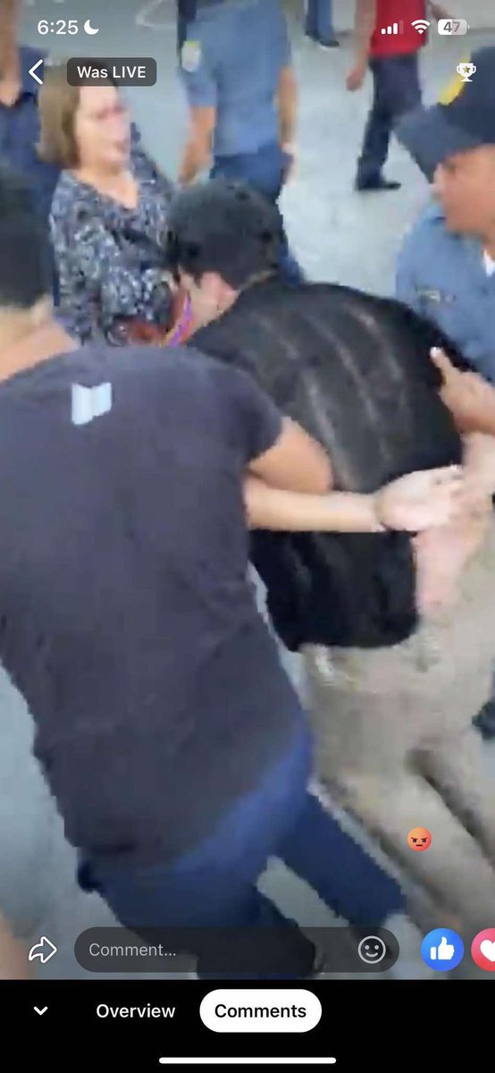 SHAME ON YOU, TACLOBAN PNP! Manhandling a student and illegally holding students just because they are protesting? Ito ang resulta ng walang pakundangang red-tagging ni Bato sa mga progresibo.

Mga armadong pulis triggered sa mga estudyanteng placards lang ang hawak?