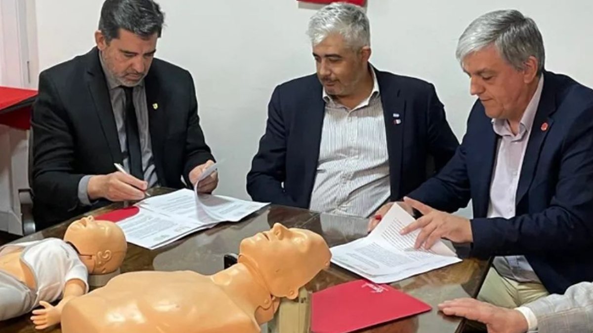 CMPCBA's tweet image. Junto al Colegio de Farmacéuticos de la Provincia de Córdoba y al @minsaludcba firmamos un convenio de capacitación en reanimación cardiopulmonar y maniobra de Heimlich.
@infocfc