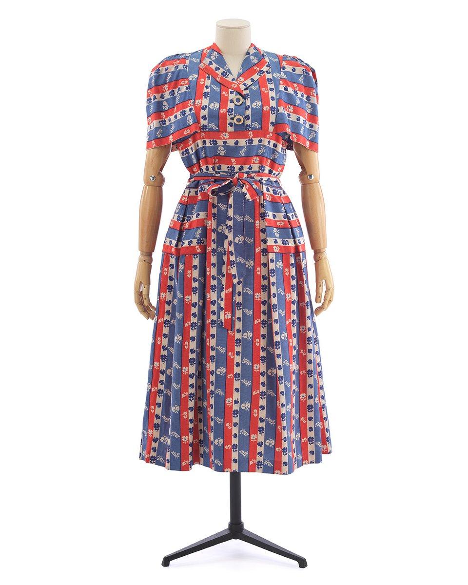 [Commémoration - #GallieraCollections ] C’est le 80e anniversaire de la Libération de Paris ! 🇫🇷

L’occasion de vous montrer cette robe tricolore, datant de 1945, à voir dans l’exposition “La Mode en mouvement #2” !
