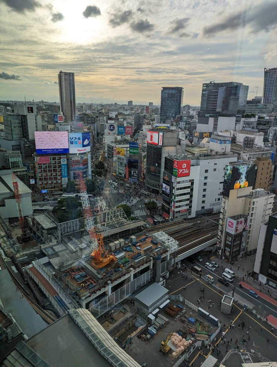 アラタ読んでた方、原画展開催の西武渋谷店の近くにある「渋谷スクランブルスクエア」の屋上「渋谷スカイ」もついでに見上げても。
クライマックスで「アラタとイミナ」がハルナワとバトったとこです笑
作中で破壊しました渋谷…いや世界中を笑笑
きっと西武渋谷店さんも粒子化したんだな…作中で。 