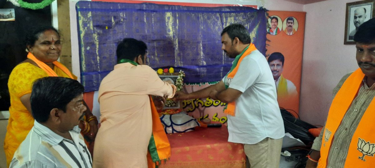 WeaverMohan's tweet photo. భారతరత్న మాజీ ప్రధానమంత్రి అటల్ బిహారీ వాజ్ప��యి గారి వర్ధంతి సందర్భంగా ఆయనకు నివాళులర్పించడం జరిగింది. భారతీయ జనతా పార్టీ ప్రొద్దుటూరు పట్టణ కమిటీ. https://t.co/vFMC5onwBE