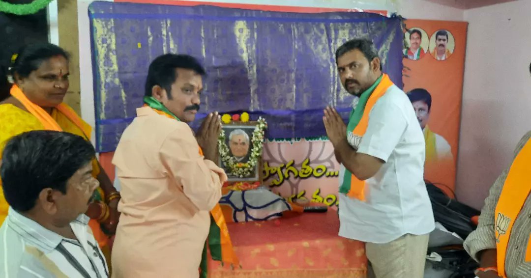 WeaverMohan's tweet photo. భారతరత్న మాజీ ప్రధానమంత్రి అటల్ బిహారీ వాజ్ప��యి గారి వర్ధంతి సందర్భంగా ఆయనకు నివాళులర్పించడం జరిగింది. భారతీయ జనతా పార్టీ ప్రొద్దుటూరు పట్టణ కమిటీ. https://t.co/vFMC5onwBE