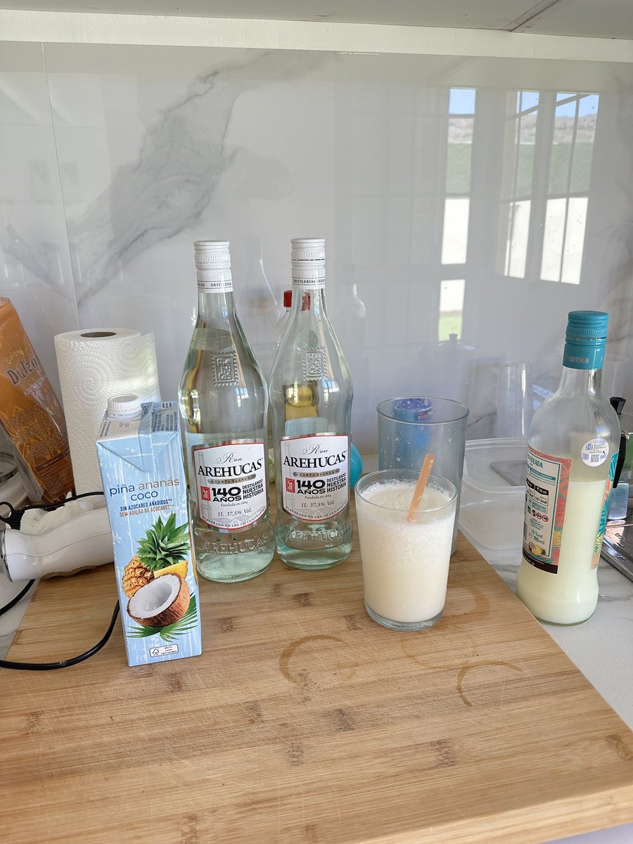 jasolonot's tweet photo. @arehucas_ron Segundo día de vacaciones. Hoy tocó piña colada y ayer mojito, si eso manda una botella que en el sur de Gran Canaria no saben que el ron vale igual que en el resto de la isla. Abrazotes y felicidades https://t.co/b9B5eSZ0tT