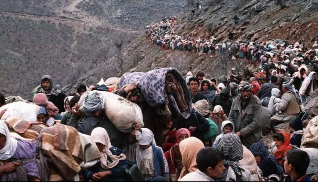 ÖZAL ve IRAK'TAN KÜRT GÖÇÜ

Turgut Özal'ın sınırları açması ile Irak'tan Türkiye'ye başlayan Kürt göçü, 90lı yıllar.

İşte Irak'tan gelen o Kürtler, Doğu ve Güneydoğu'ya yayılarak, çok sayıda kızlarını yerli aileler ile evlendirdiler ve bu evlilik yapanların aileleri de sonradan