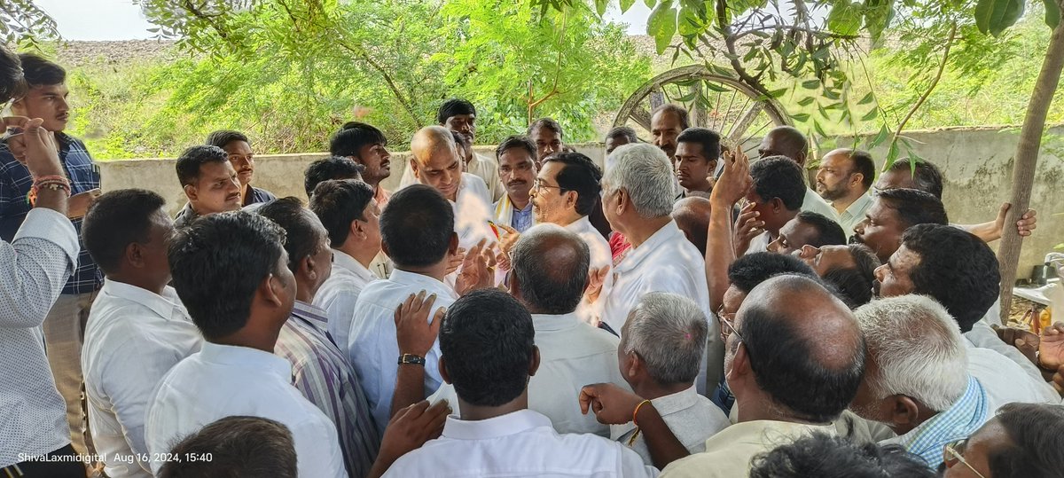 kiran_chamala's tweet photo. ఆలేరును రెవిన్యూ డివిజన్ చేయాలని కోరుతూ నాకు, ప్రభుత్వ విప్ ఆలేరు ఎమ్మెల్యే శ్రీ @IlaiahBeerla గారికి స్థానిక నాయకులు వినతిపత్రం అందజేయడం జరిగింది.
#RevinueDevision #IndianNationalCongress #TelanganaCongress #PrajaPrabhutvam #chamalakirankumarreddy #bhonagirmp #CongressForProgress #Telangana #PrajaPalana #bhonagirparliament #beerlaIlaiah #Alair