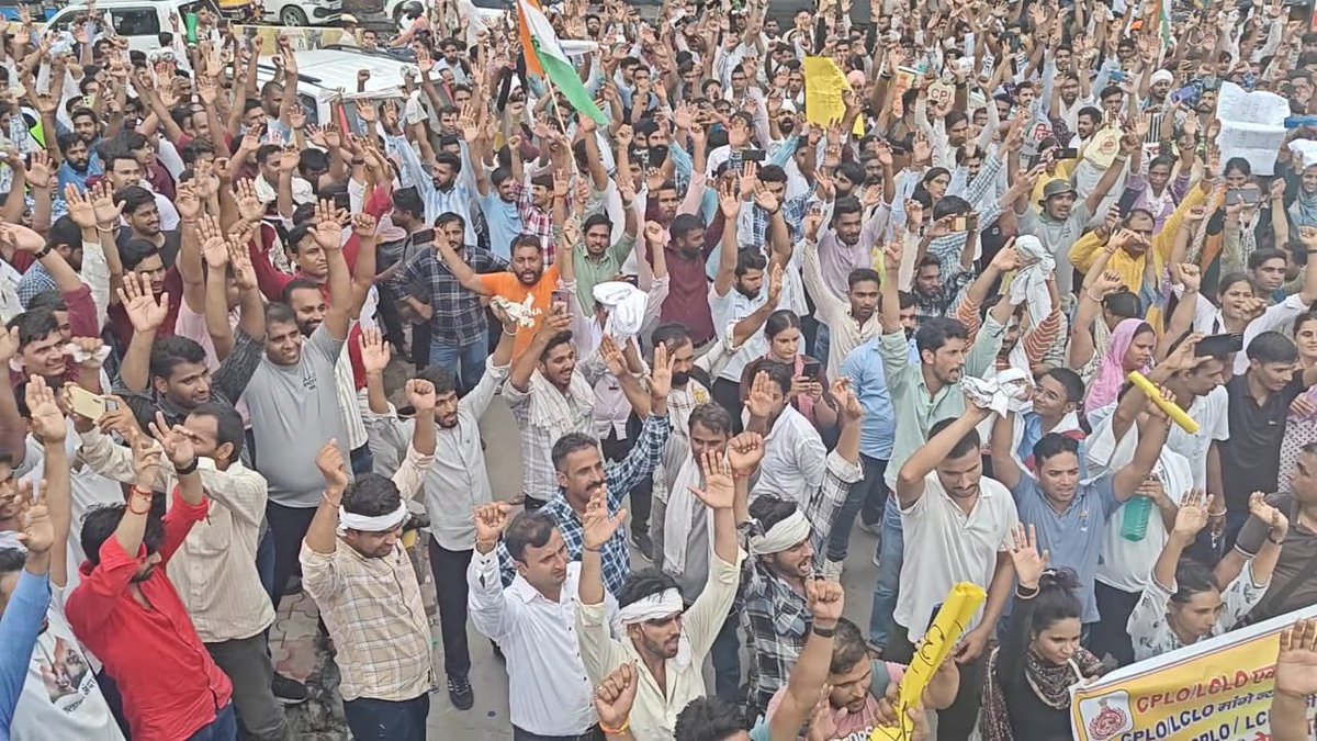 NaveenJaihind's tweet photo. ये ताक़त संघर्ष के दम पे है 
दुम के दम पर नहीं 
ये भरोसा है संघर्ष का और समाधान का 

इनको किसी नेता की कोठी में भरोसा नहीं जयहिन्द के तम्बू पर जनता विश्वास है 
#cplo #lclo #jaihind https://t.co/QjD8lAqSY4