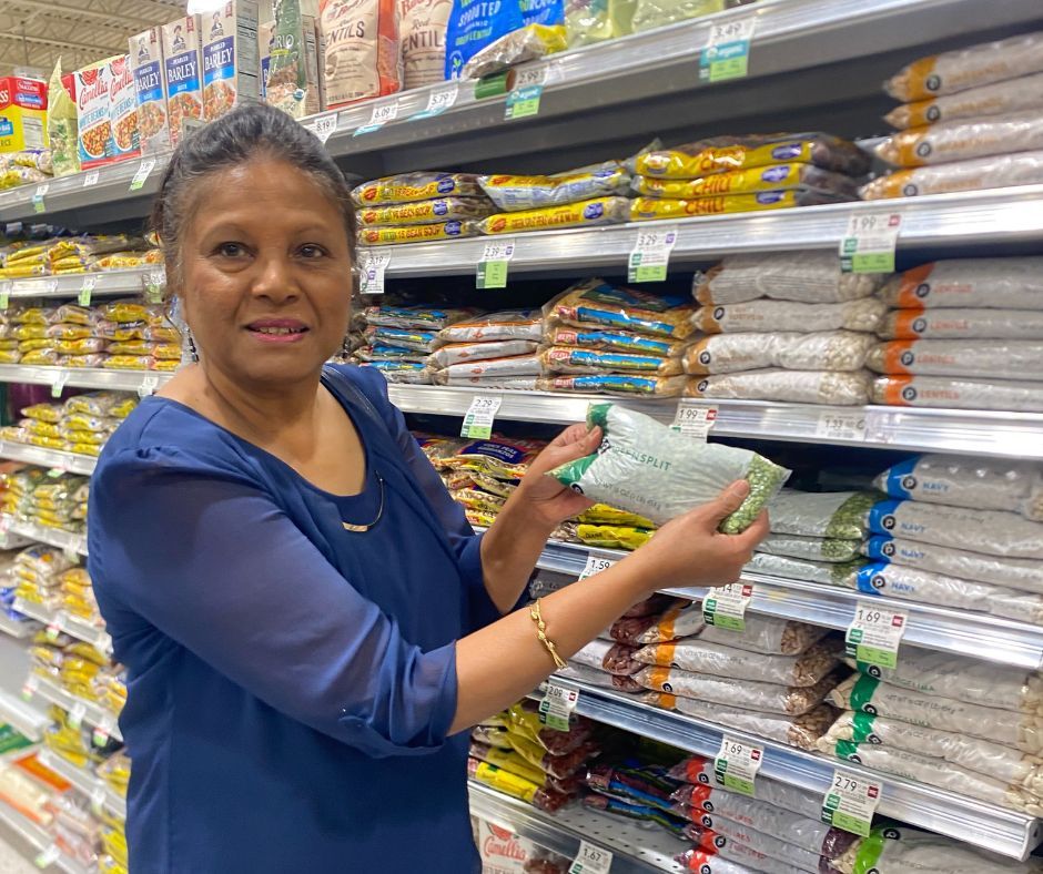 UFEFNEP's tweet photo. Our team from Palm Beach went food shopping for the Instant Pot Pea Soup recipe! They compared prices using the EFNEP taught Oz Equivalents of the available spices. https://t.co/jRmK78LW7e