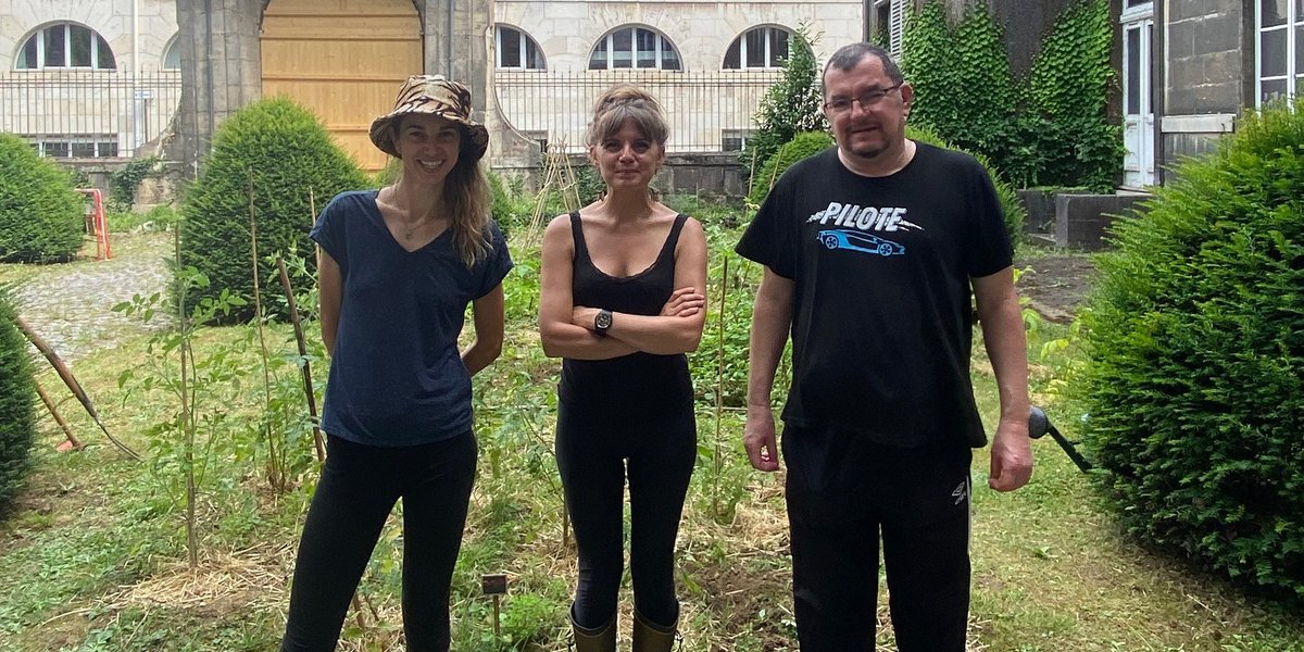 CHUdeBesancon's tweet photo. [Initiative : les jardins thérapeutiques de Saint-Jacques] Les équipes de l’unité de pédopsychiatrie ont mis en place depuis 2021 des ateliers de médiation thérapeutique sur le thème du jardinage dans la cour Montmartin sur le site de l’hôpital Saint-Jacques. https://t.co/C7iShJ5pSM