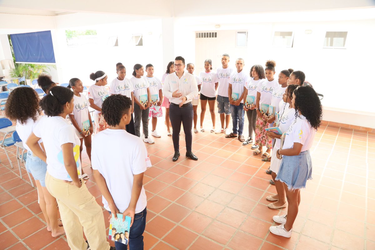 FundacionAdomi's tweet photo. 🫂 Dialogando con los estudiantes del proyecto Al Aula, de Manzanillo del Mar, para brindarles tranquilidad en la realización de sus Pruebas Saber 11. Estamos seguros que les va a ir muy bien y conseguiremos excelentes resultados 💪🏽 #AlAula @FunSerenadelMar https://t.co/i4P1yFhJdH