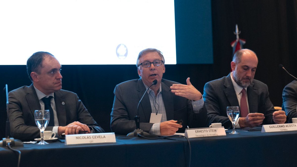 1. Hubo charlas de expertos mundiales en desarrollo productivo: Ernesto Stein y Ricardo Hausmann. Lo novedoso acá es que la mirada que ellos traen es de desarrollo dinámico hacia afuera. Lejos del mercadointernismo, el foco es cómo exportar más