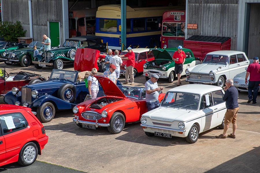 ClassicCarWkly's tweet image. Calling all classic owners! Coffee &amp;amp; Cars Wythall returns this Sunday. Free to attend and CCW's @David_Simister, @jesseoncars and @JohnRLakey will be among those showing off their classics. More info at wythall.org.uk/ccw 

#carmeets #classiccars #carevent