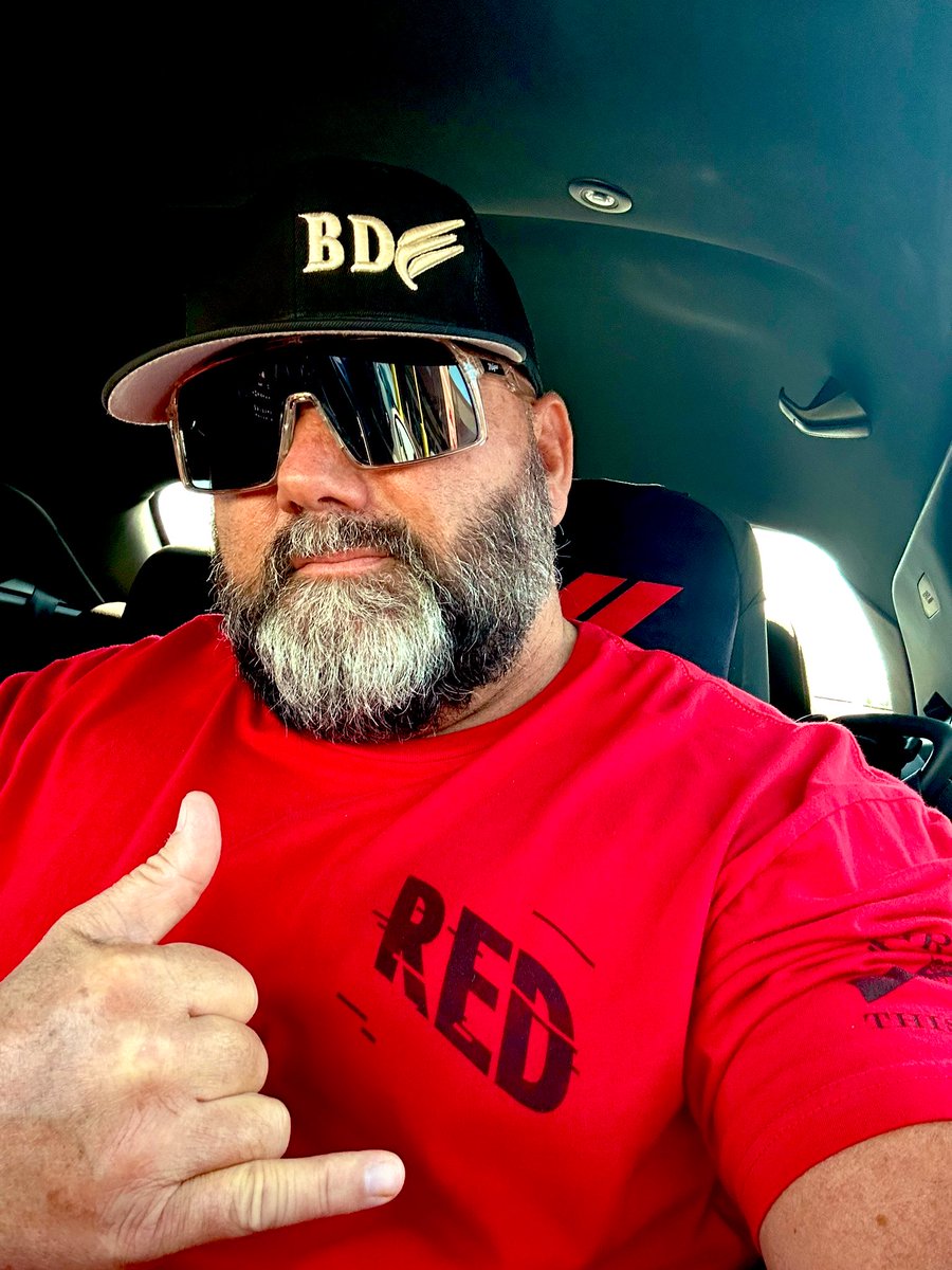 BeardedAFVet's tweet photo. Who’s thirsty? #FridayFeeling
#RED #TillTheyAllComeHome
#rememberthosedeployed https://t.co/Inw4eCByz1