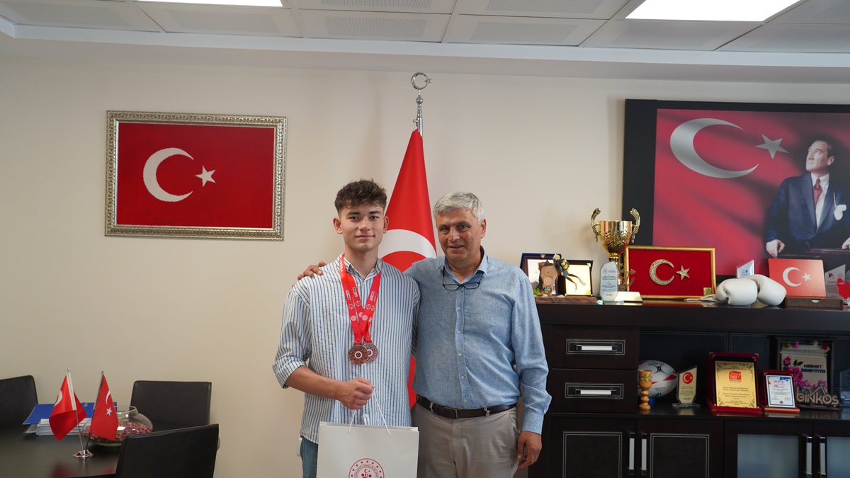 Konya'da düzenlenen Türkiye Kick Boks Şampiyonası'nda madalya kazanan sporcularımız İl Müdürümüzü makamında ziyaret etti. İl Müdürümüz Mahmut Danayiyen sporcularımızı ve antrenörlerimizi tebrik edip, başarılarının devamını diledi.