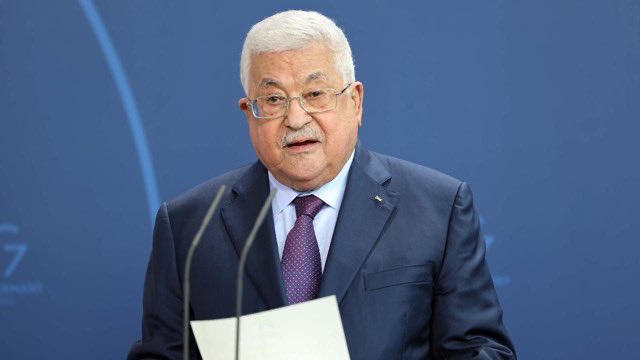 kemalozturk2020's tweet photo. Mahmut Abbas;
👉Devlet Başkanı olarak Ramallah’tan 36 dakika uzaklıktaki Kudüs’e İsrail izin vermediği için gidemiyor.
👉Maaşı İsrail Bankalarından ödenmek zorunda
👉Konutuna gönderilecek bir mektup İsrail tarafından gelmek zorunda
👉”Başkanlık sarayının” elektriği, suyu, gazı İsrail tarafından veriliyor.
👉Yurt dışından gelecek tüm yardımlar İsrail limanı ya da havalimanından geçmek zorunda.
👉Ramallah’tan akrabalarının bulunduğu, doğduğu köye gitmek istese İsrail kontrol noktasından izin alması gerek
👉Filistin devletini, her gün öldürülen vatandaşlarını koruyacak askeri yok.
👉her gün işgalciler tarafından evi, tarlası, iş yeri elinden alınan vatandaşları için bir şey yapamıyor.

88 yaşında Gazze’ye ve Kudüs’e gitmek istediğini söylediğinde durumu buydu. 

Filistinlilerin böyle bir devlete razı olması isteniyor. 

#gaza #gazze #FreePalestine #MahmudAbbas