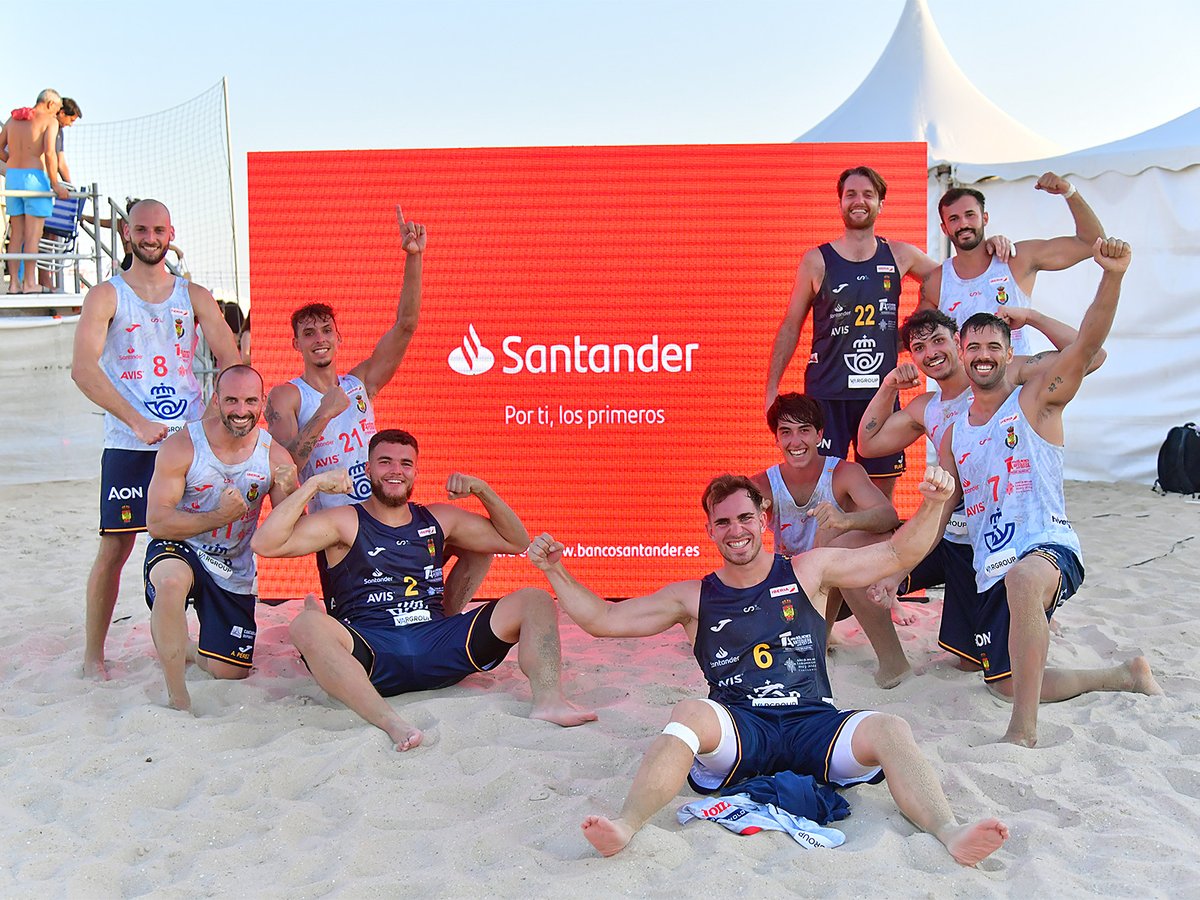 ArenaHandballT's tweet photo. ❤️ ¡Ese #bienestando de 𝐠𝐚𝐧𝐚𝐫, marca de la casa de @santander_es!
😍 ¡Bien lo saben los #HispanosArena 🇪🇸, que ya están en la final del #IHFGlobalTour!
#BalonmanoPlaya https://t.co/iTtQyUFE8K