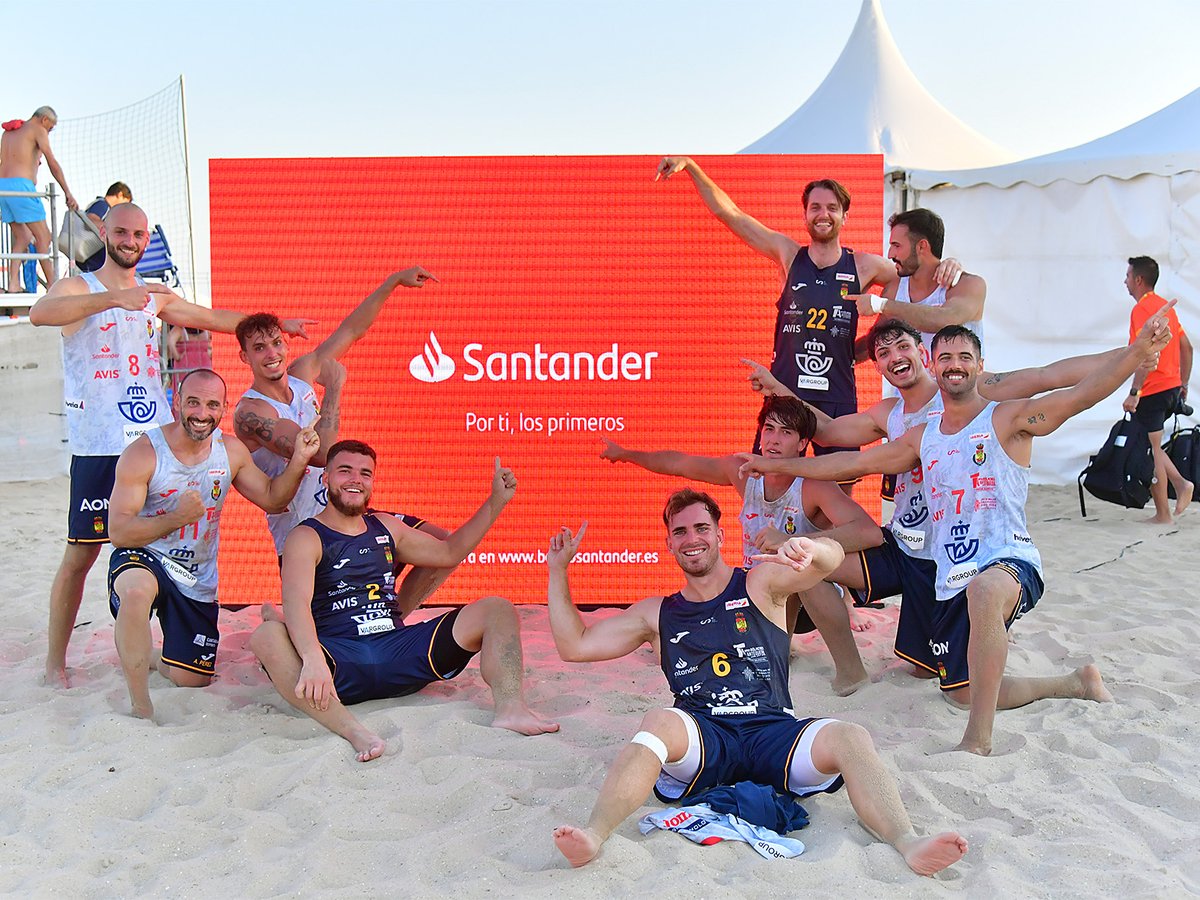 ArenaHandballT's tweet photo. ❤️ ¡Ese #bienestando de 𝐠𝐚𝐧𝐚𝐫, marca de la casa de @santander_es!
😍 ¡Bien lo saben los #HispanosArena 🇪🇸, que ya están en la final del #IHFGlobalTour!
#BalonmanoPlaya https://t.co/iTtQyUFE8K