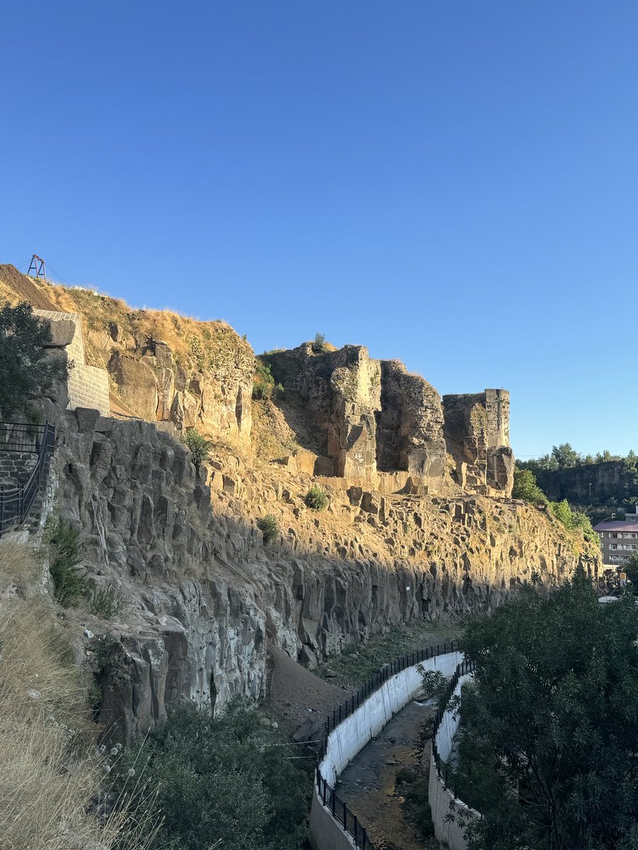 Bitlis kalesi dibinde yüzyıllardır akan dereyi duvar içine almanın, ekosistemini, görselliğini bozmanın nasıl bir gerekçesi olabilir? ⁦<a href="/dsigovtr/">DSİ Genel Müdürlüğü</a>⁩ ⁦⁦<a href="/BitlisBld/">Bitlis Belediyesi</a>⁩