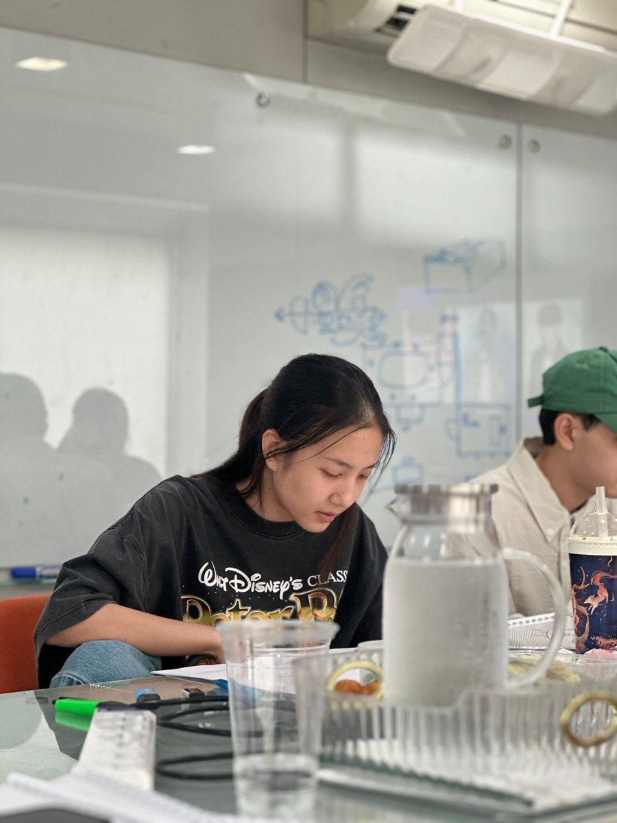 BreakupSeriesTH's tweet photo. เบื้องหลังบรรยากาศ Read though📚
บอกเลยงานนี้สนุกแน่!! 😆💔🏢

#BreakUpServiceSeries
#GMMTV
@off_tumcial @sunflowerjaaa https://t.co/cYXR1LkvNf